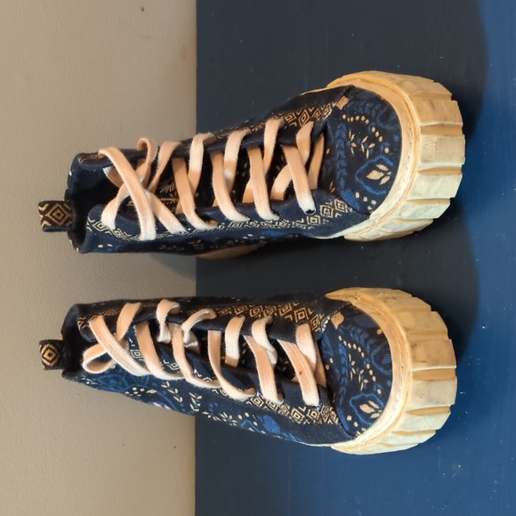 Farm Rio Blue Patterned High-Top Sneakers Size 8.5 - Picture 2 of 8